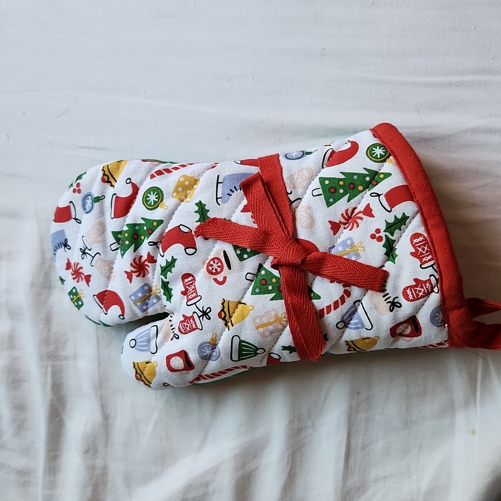 DII Imports Holiday Oven Mitt